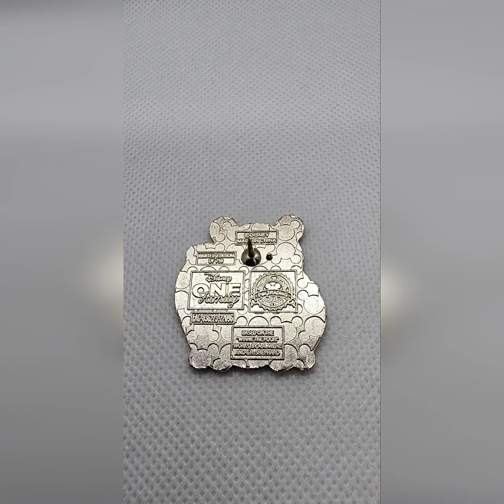 🌺 5/$25 Winnie‎ The Pooh Connected As One Family Series Trading Pin Only 2022